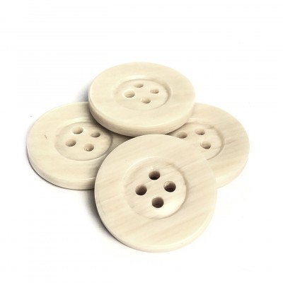 quatro botões redondos de madeira clara com quatro orifícios