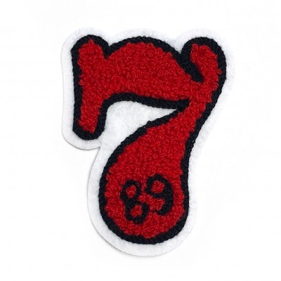 Emblema têxtil vermelho e branco com número 7 e 89