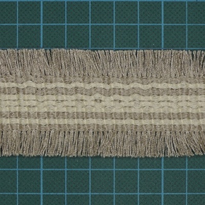 Faixa têxtil bege com franjas e padrões de riscas horizontais