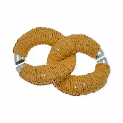 Brinquedo para cães amarelo em forma de pretzel com detalhes metálicos