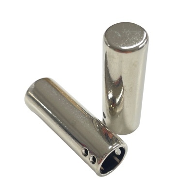 Duas capas metálicas cilíndricas prateadas com furos visíveis numa delas