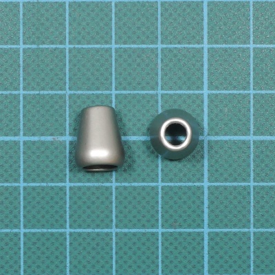 Botões metálicos prateados cônicos com buracos centrais