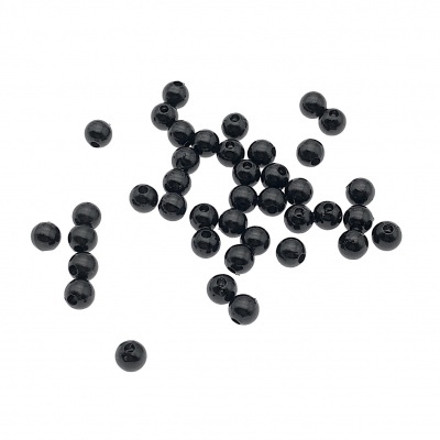 Conjunto de pequenas contas esféricas pretas brilhantes sobre fundo branco