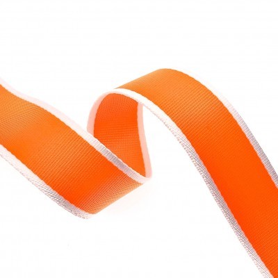 Fita decorativa laranja com bordas brancas sobre fundo branco