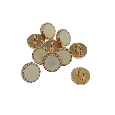 Botões redondos dourados com parte superior branca e borda em relevo