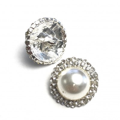 Botões redondos com pérola e cristais em fundo branco