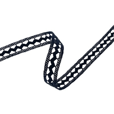 Renda preta com padrão geométrico em fundo branco