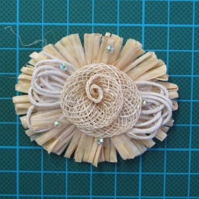 Broche decorativo de ráfia e tules com pedras brilhantes