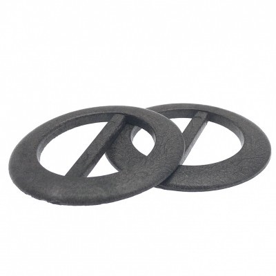 Dois anéis circulares pretos de plástico com barra no meio