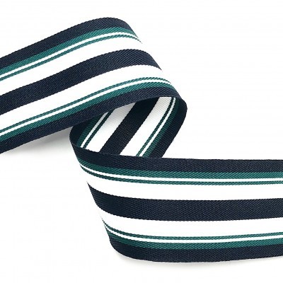 Fita têxtil riscada azul, branco e verde sobre fundo branco