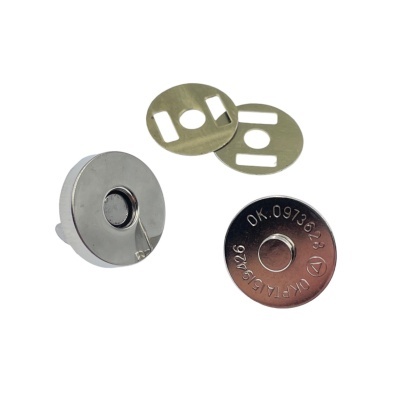 Fecho magnético redondo em metal prateado com peças separadas sobre fundo branco