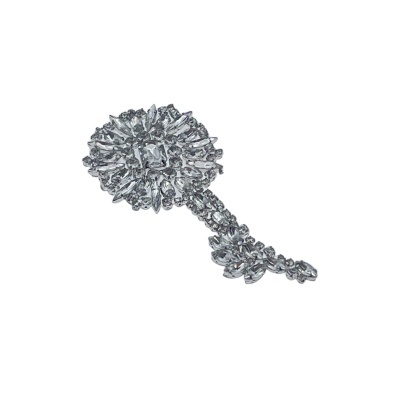 Broche prateado com pedras brilhantes em fundo branco