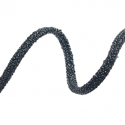 Mola helicoidal metálica preta texturizada sobre fundo branco