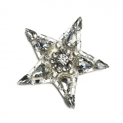 Broche estrela com cristais transparentes e brilhantes
