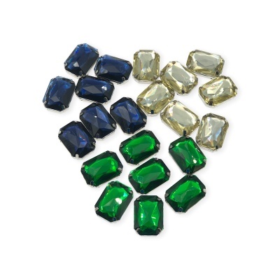 Pedras decorativas retangulares azuis, verdes e amarelas sobre fundo branco.