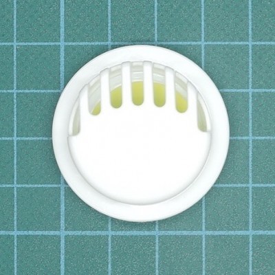 Elemento redondo branco com grelha semicircular e interior amarelo