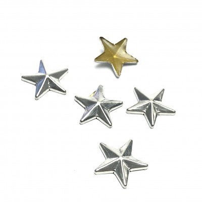 Estrelas decorativas pequenas prateadas e uma dourada