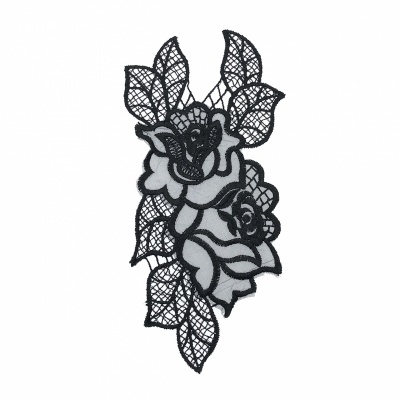 Aplicação de renda preta com rosas e folhas