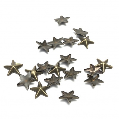 Estrelas metálicas douradas e bronze, lisas, cinco pontas, sobre fundo branco.