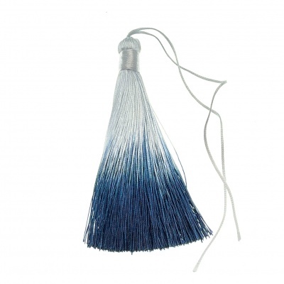 Pendente de borla azul degradê com laço fino