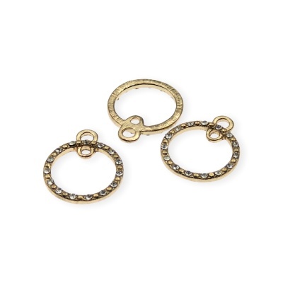 Três argolas metálicas douradas com pedras e textura sobre fundo branco