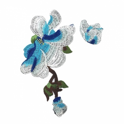 Aplicação de tecido bordado com flores azuis e brancas