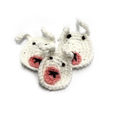 Porta-copos de crochet em forma de cães brancos com focinho rosa