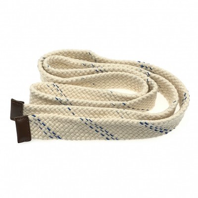 Cinto de tecido branco com linhas azuis e pontas em couro castanho