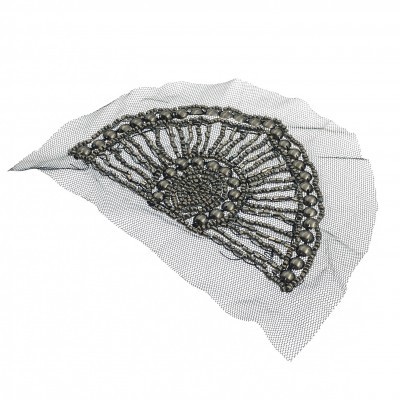 Pano preto com bordado semicircular e contas prateadas