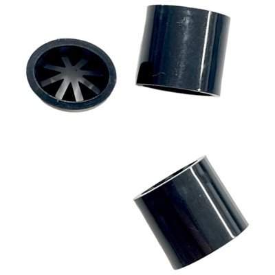 Três peças plásticas pretas sobre fundo branco