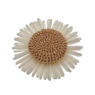 Broche de flor com centro trançado castanho claro e pétalas plásticas transparentes