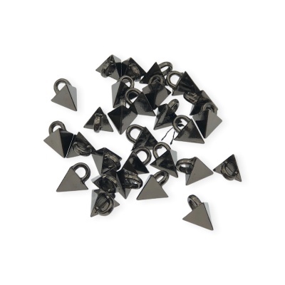 Pequenas âncoras triangulares pretas metálicas com argola