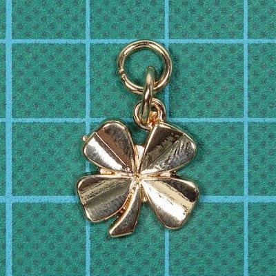 Pingente dourado em forma de trevo com fundo verde e grade azul.