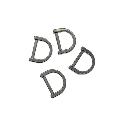 Quatro fivelas metálicas em forma de D sobre fundo branco