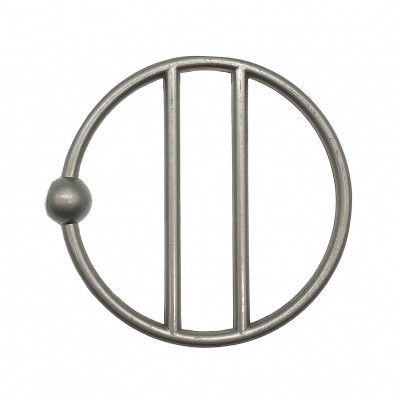 Fivela redonda de metal prateado com duas barras verticais e uma esfera sólida