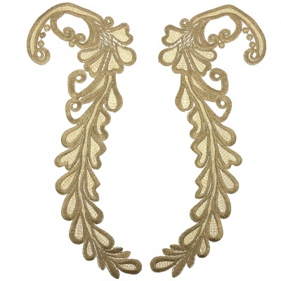 Apliques bordados dourados com padrão de folhas e curvas