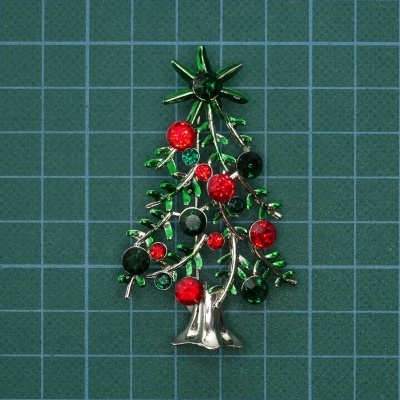 Broche árvore de Natal em metal com enfeites vermelhos e verdes