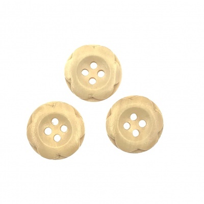 Três botões de madeira claros com quatro furos