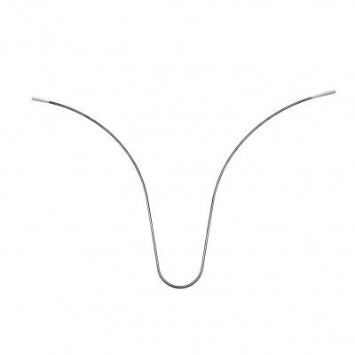 Arco metálico fino prateado com extremidades brancas sobre fundo branco