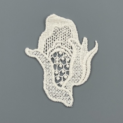 Aplicação de renda branca em forma de mão sobre fundo cinza