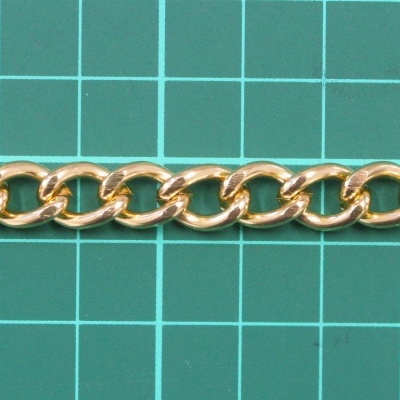 Corrente dourada sobre superfície verde com grelha branca