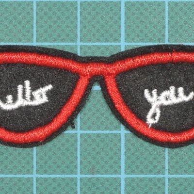 Patch bordado óculos de sol vermelho com texto nas lentes