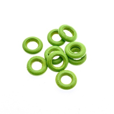 Anéis metálicos verdes pequenos sobre fundo branco