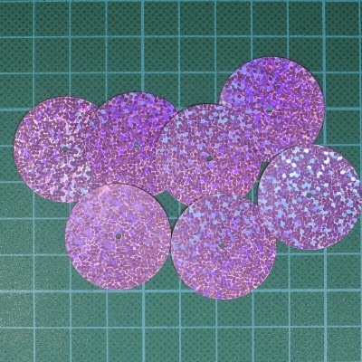 Discos holográficos roxos sobre base quadriculada verde