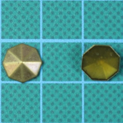 Dois botões metálicos dourados em tecido azul quadriculado