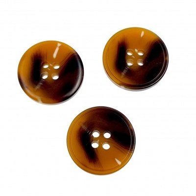 Três botões castanhos marmoreados com quatro orifícios cada, sobre fundo branco.