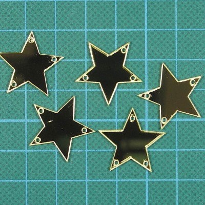 Cinco estrelas metálicas douradas e pretas sobre superfície quadriculada azul