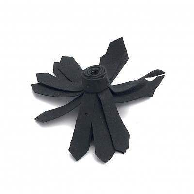 Flor artesanal preta de couro com tiras cortadas, sobre fundo branco