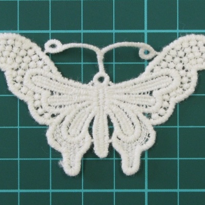 Aplicação de tecido rendado branca em forma de borboleta