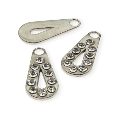 Três pendentes metálicos em forma de gota, dois com cristais e um liso